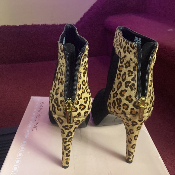 Bandolino with Leopard Print heels Ankle Boots. Size 9M - Picture 2 of 6